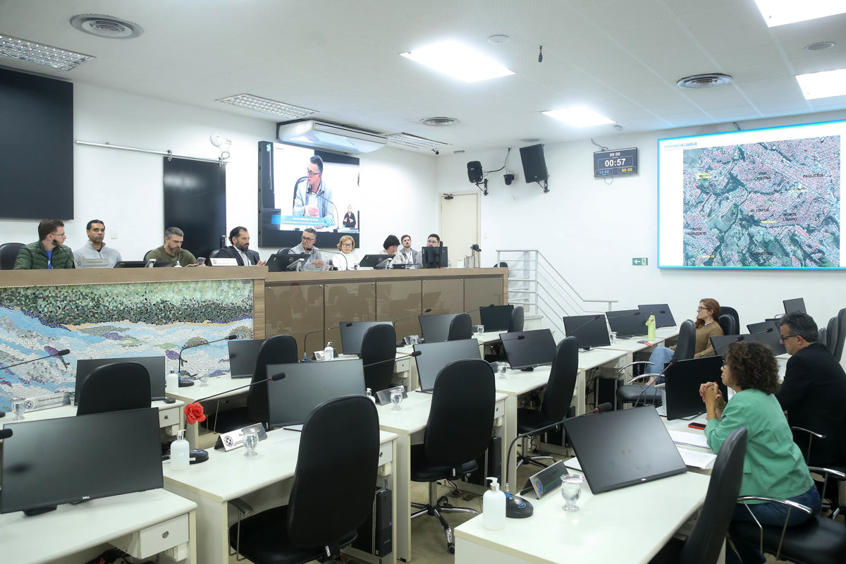 A audiência foi realizada no Plenário "Francisco Antonio Coelho", e contou com a presença de vereadores e representantes do Executivo 