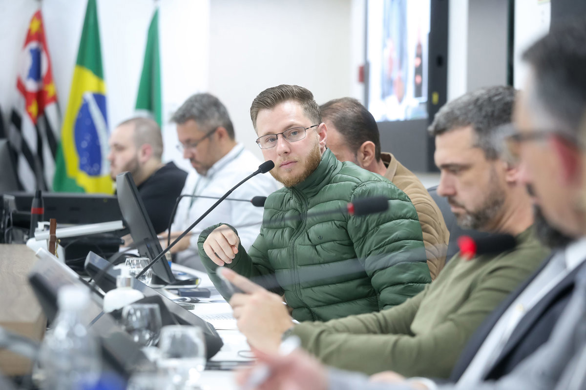 A audiência foi realizada no Plenário "Francisco Antonio Coelho", e contou com a presença de vereadores e representantes do Executivo 