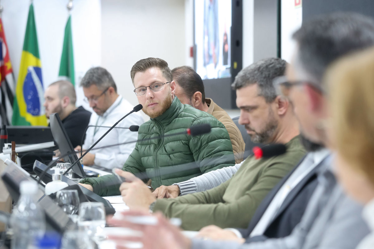 A audiência foi realizada no Plenário "Francisco Antonio Coelho", e contou com a presença de vereadores e representantes do Executivo 