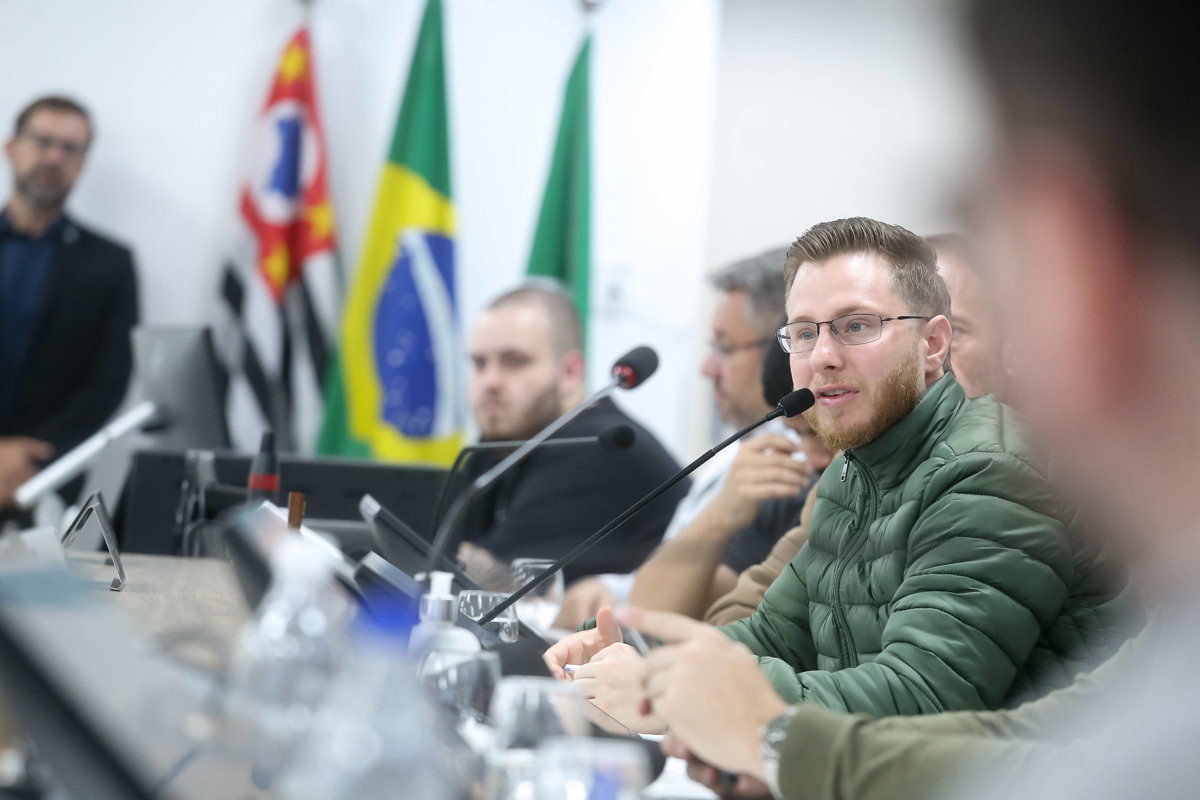 A audiência foi realizada no Plenário "Francisco Antonio Coelho", e contou com a presença de vereadores e representantes do Executivo 