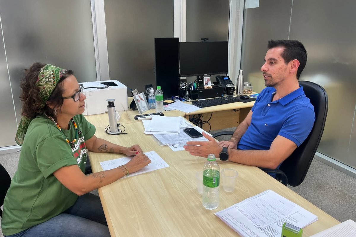 A vereadora Silvia Morales, participou nesta quinta-feira (14) de uma reunião com o secretário municipal de Saúde, o encontro teve como objetivo apresentar ao novo secretário reivindicações encaminhadas por munícipes, além de acompanhar projetos e recursos destinados ao setor.