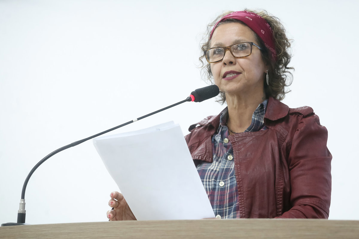 Silvia Morales ocupou a tribuna durante a reunião ordinária desta segunda-feira