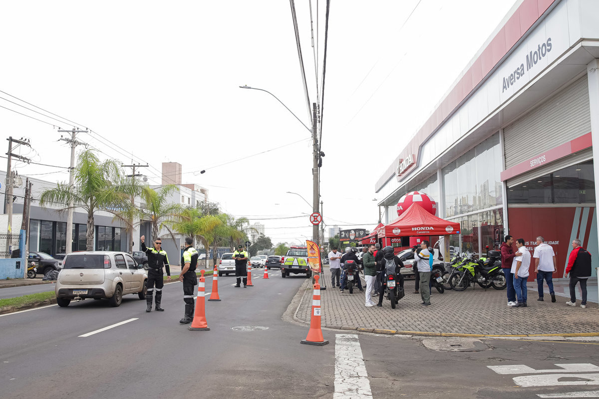 Vereador participa de blitz educativa por mais segurança no trânsito