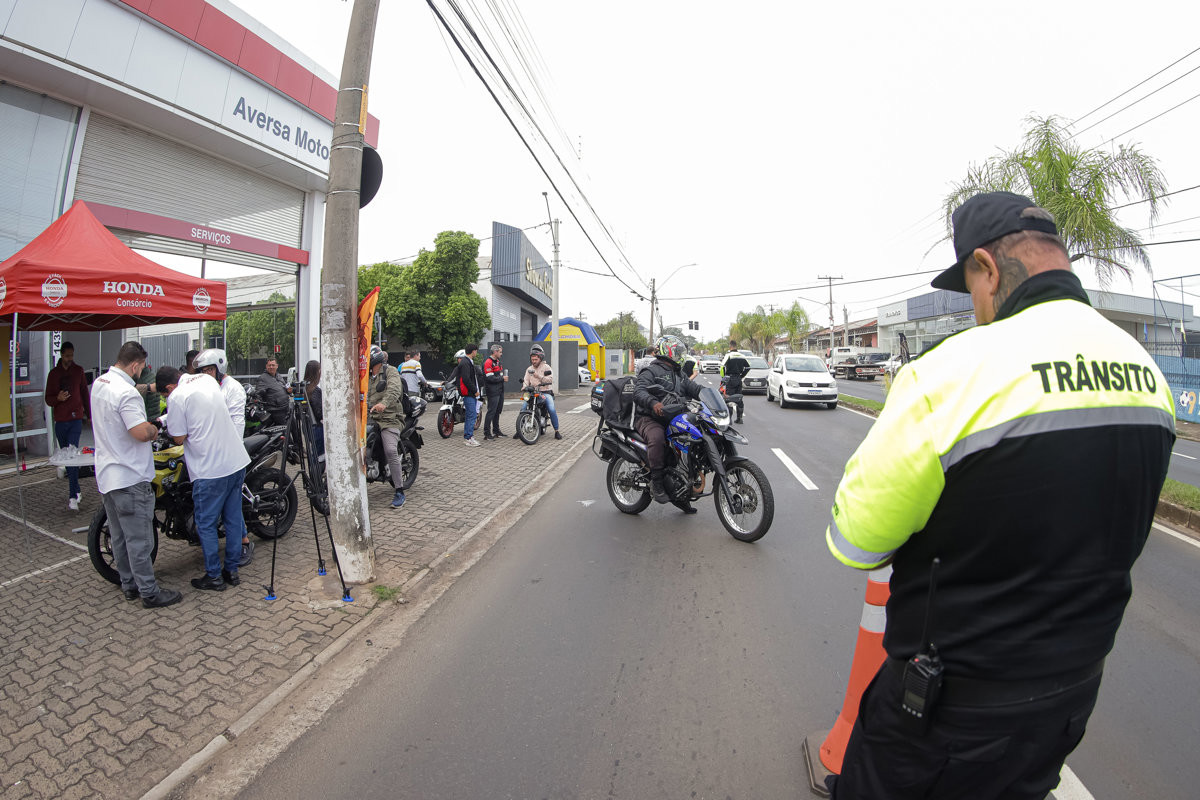 Vereador participa de blitz educativa por mais segurança no trânsito