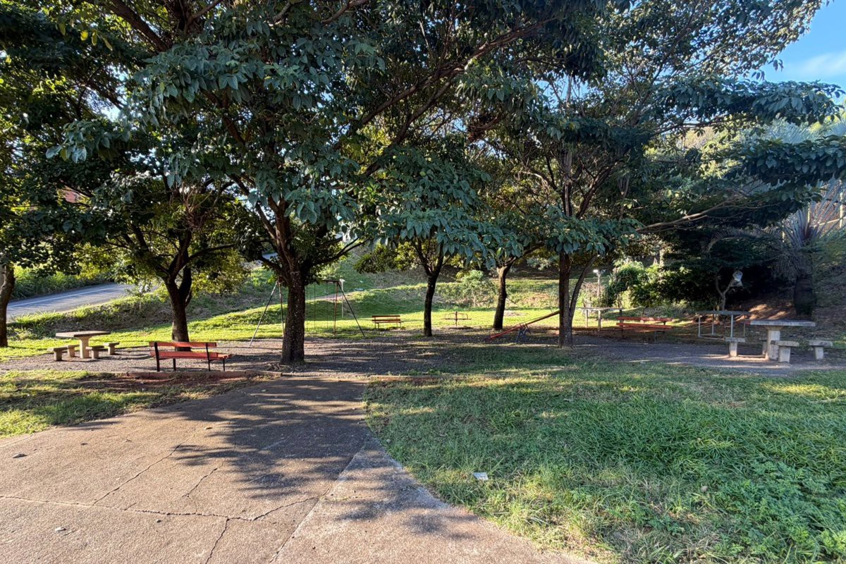 O vereador Paulo Henrique apresentou a indicação nº 3012/26 solicitando a instalação de uma academia ao ar livre e de um playground infantil na Praça “Antônio Moriconi”.