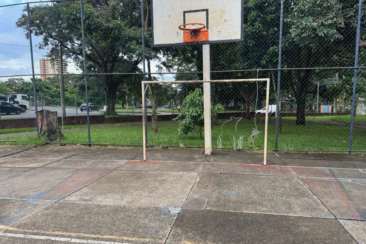 O vereador Paulo Henrique apresentou uma indicação solicitando serviços de pintura e manutenção na quadra de basquete da área de lazer do bairro Piracicamirim.