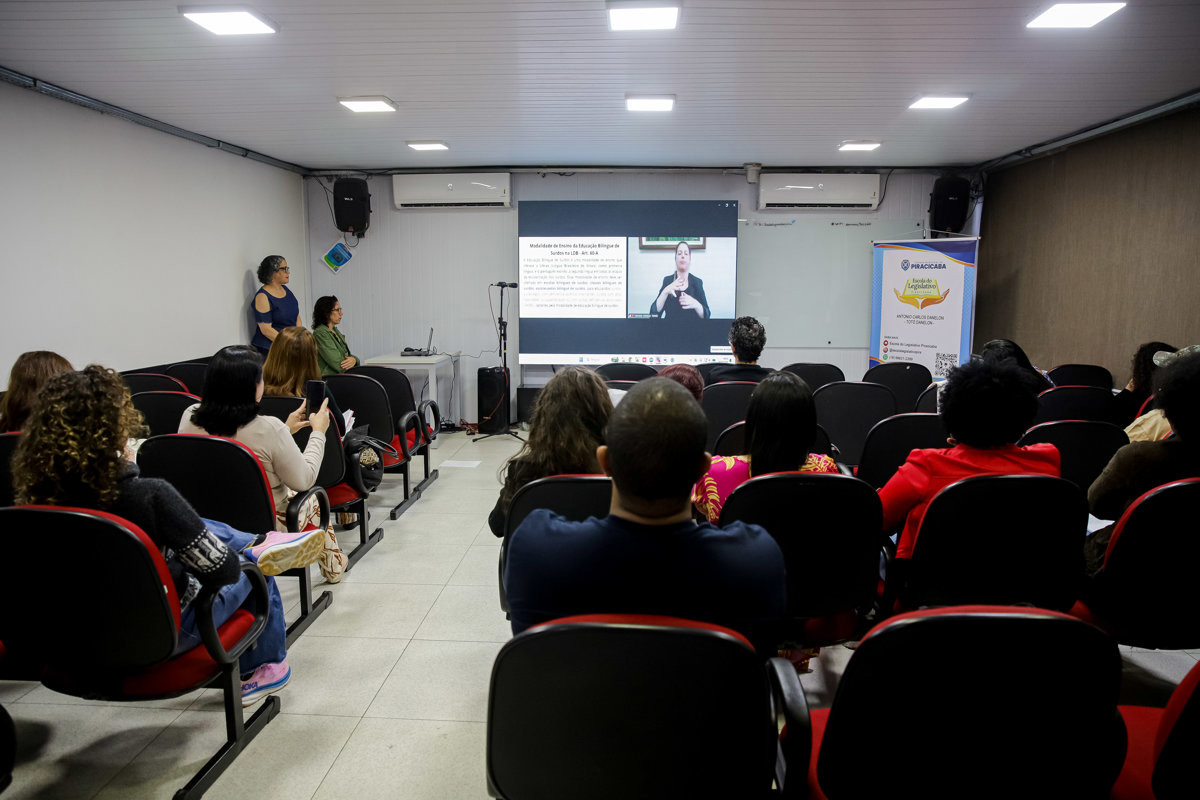 Escola do Legislativo discute educação bilíngue para surdos em Piracicaba