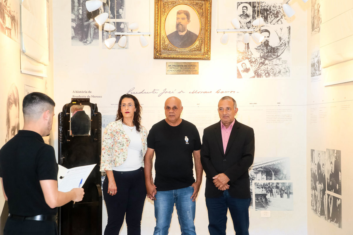 João Batista Pereira recebeu voto de congratulações das mãos do vereador Paraná