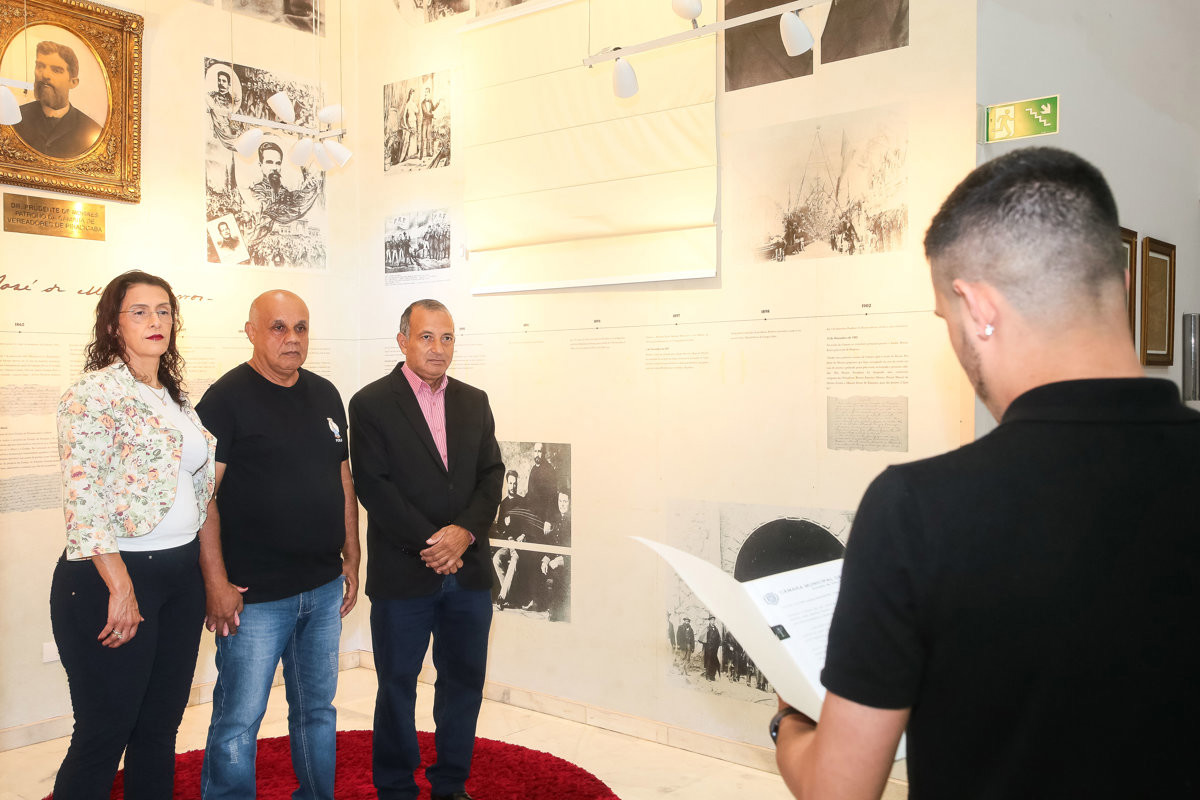 João Batista Pereira recebeu voto de congratulações das mãos do vereador Paraná