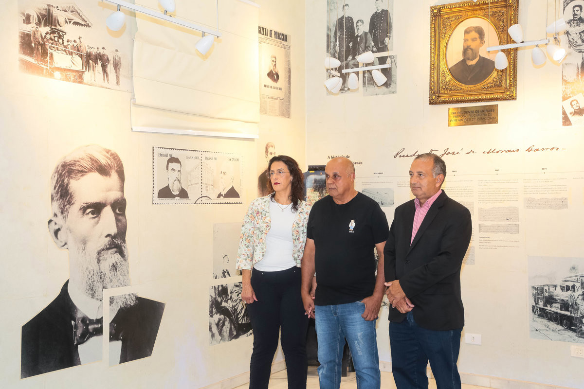 João Batista Pereira recebeu voto de congratulações das mãos do vereador Paraná