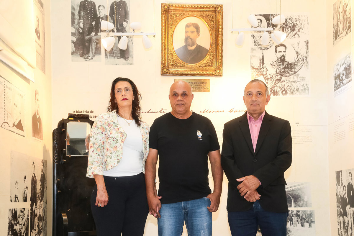 João Batista Pereira recebeu voto de congratulações das mãos do vereador Paraná