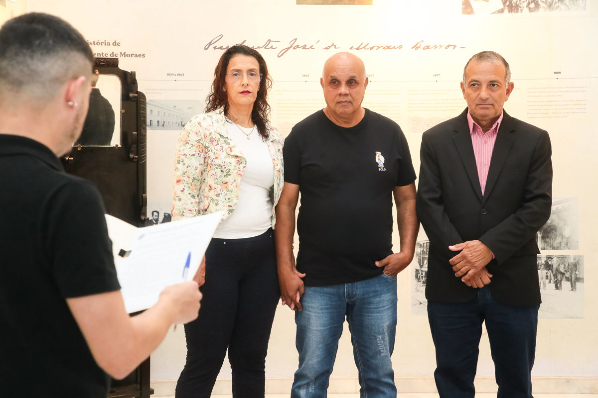 João Batista Pereira recebeu voto de congratulações das mãos do vereador Paraná
