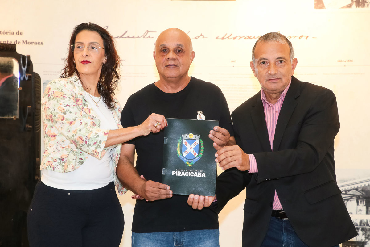 João Batista Pereira recebeu voto de congratulações das mãos do vereador Paraná