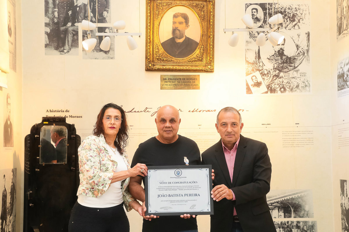 João Batista Pereira recebeu voto de congratulações das mãos do vereador Paraná