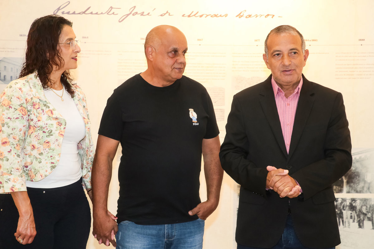 João Batista Pereira recebeu voto de congratulações das mãos do vereador Paraná
