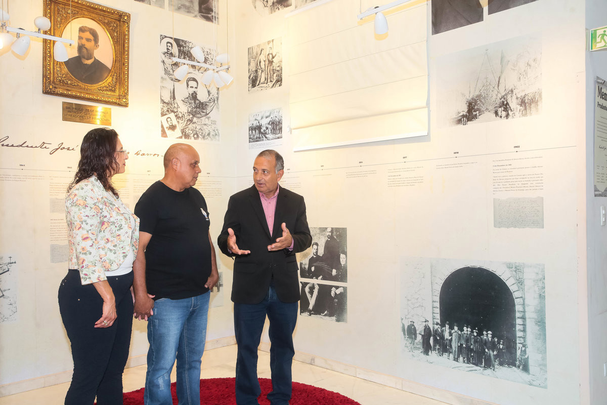 João Batista Pereira recebeu voto de congratulações das mãos do vereador Paraná
