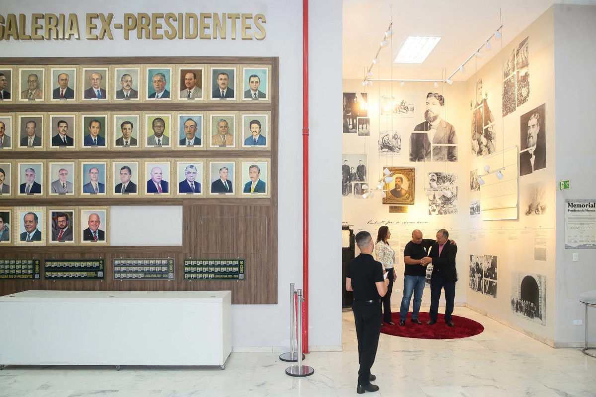 João Batista Pereira recebeu voto de congratulações das mãos do vereador Paraná