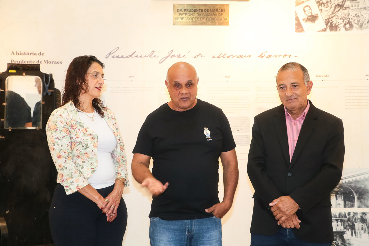 João Batista Pereira recebeu voto de congratulações das mãos do vereador Paraná