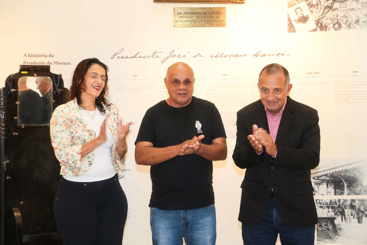 João Batista Pereira recebeu voto de congratulações das mãos do vereador Paraná