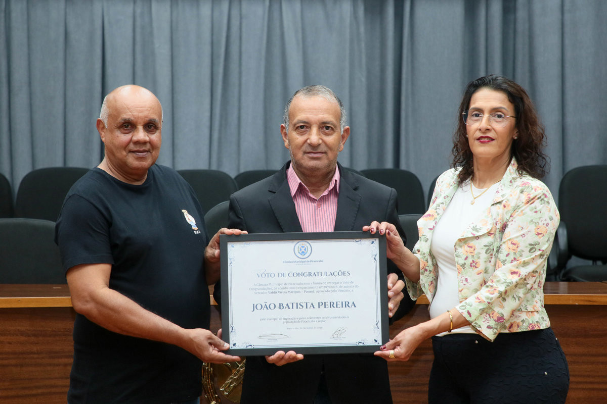João Batista Pereira recebeu voto de congratulações das mãos do vereador Paraná