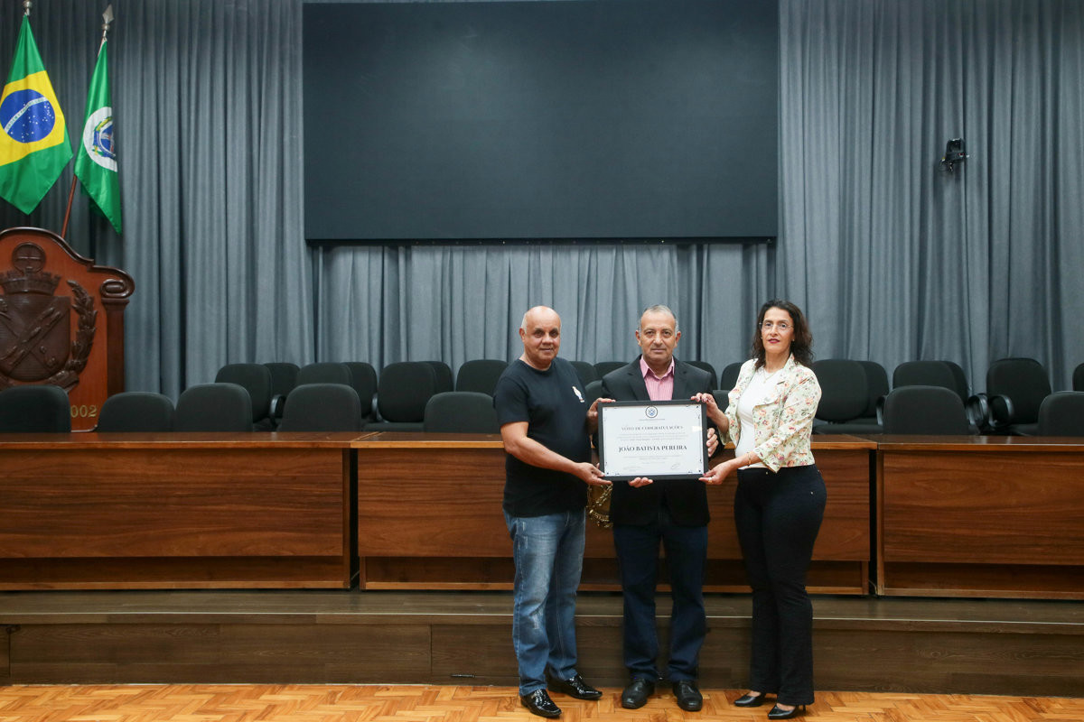 João Batista Pereira recebeu voto de congratulações das mãos do vereador Paraná