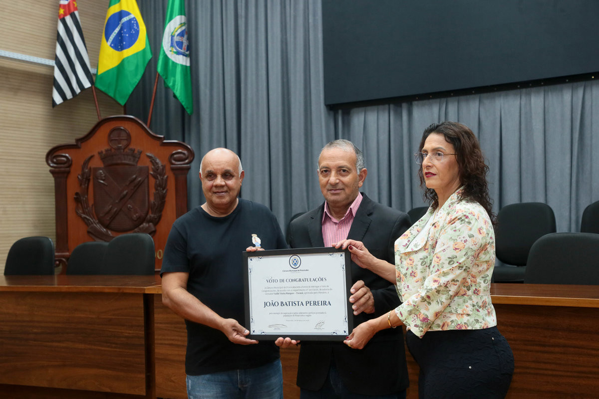 João Batista Pereira recebeu voto de congratulações das mãos do vereador Paraná
