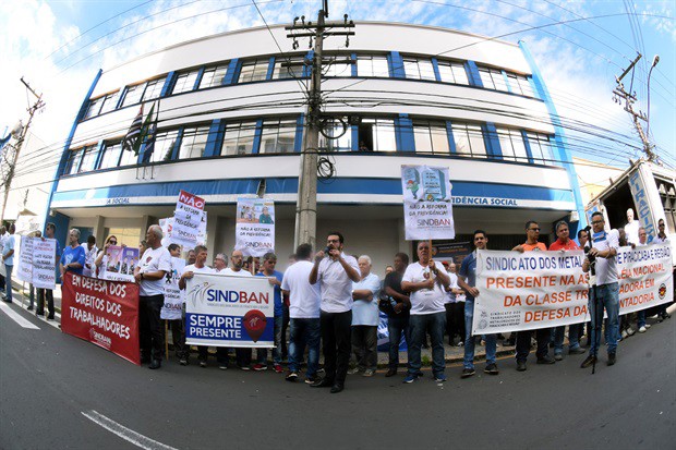 Manifestação reuniu pelo menos 30 categorias em frente ao prédio do INSS