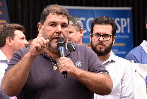 Manifestação reuniu pelo menos 30 categorias em frente ao prédio do INSS