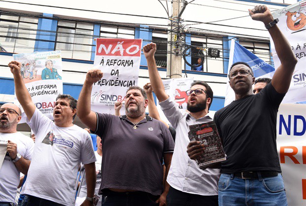 Manifestação reuniu pelo menos 30 categorias em frente ao prédio do INSS