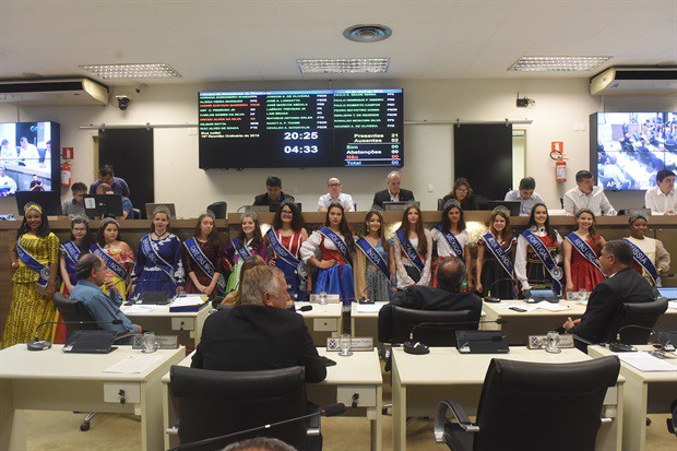Rainhas da Festa das Nações visitaram a Câmara nesta segunda-feira (1º)