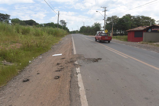 Moradores do bairro Pau queimado sofrem com a falta de infraestrutura na pista.