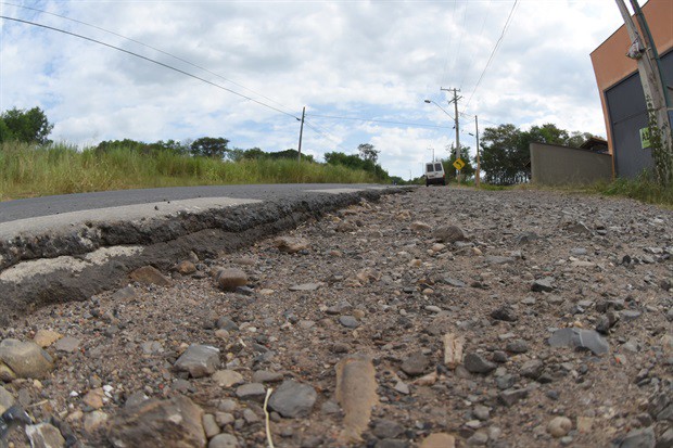 Moradores do bairro Pau queimado sofrem com a falta de infraestrutura na pista.