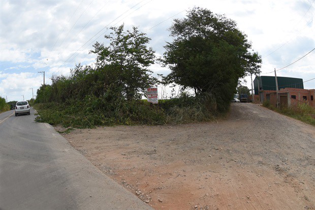 Moradores do bairro Pau queimado sofrem com a falta de infraestrutura na pista.