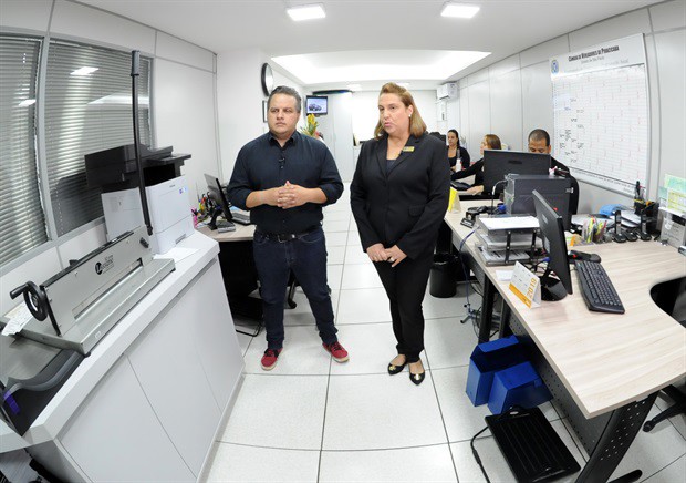 Daniela Caroba explica a função do Departamento de Relações Públicas e Cerimonial