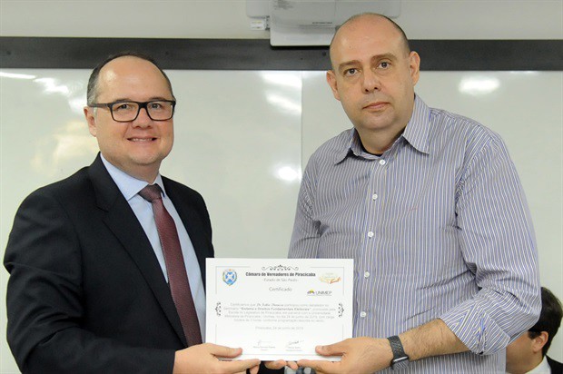 Ao final da palestra, houve entrega de certificados 