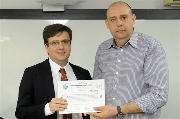 Ao final da palestra, houve entrega de certificados 