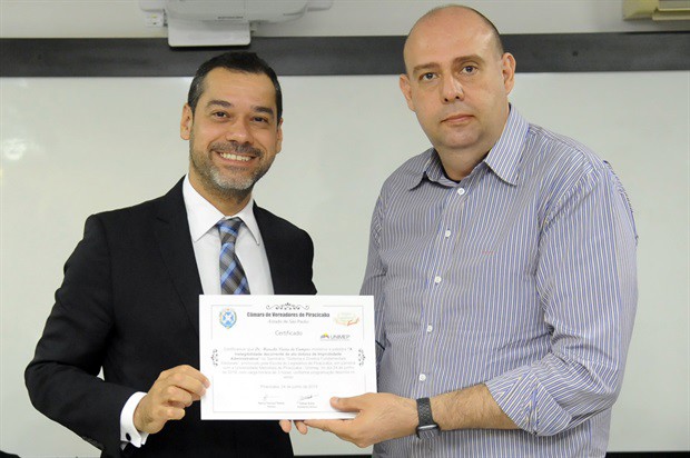 Ao final da palestra, houve entrega de certificados 