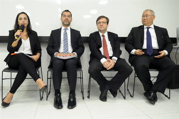 Após o seminário, foi realizado debate conduzido por Manuela Cibim Kallajian e Fábio Dionísio