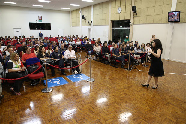 "Queremos devolver a infância para as crianças, pois elas estão sendo tratadas como miniadultos", afirmou a deputada