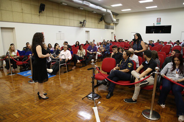 Durante a palestra, deputada mencionou projeto de lei de sua autoria que visa à proibição da realização de festas "open bar"