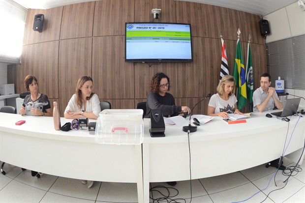 Servidores efetivos da Câmara integram equipe de apoio nas sessões públicas dos pregões