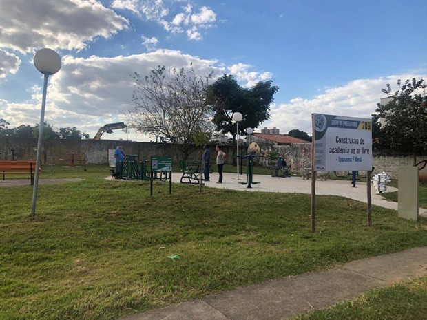 A vereadora também realizou uma reunião com os moradores.