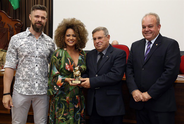 Cantora natural de Cândido Mota mora em Piracicaba desde os seis meses de idade