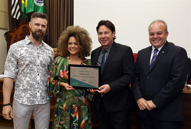 Cantora natural de Cândido Mota mora em Piracicaba desde os seis meses de idade