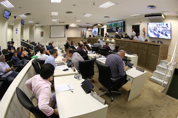 Plenário delibera projetos e reforça questionamentos ao Executivo