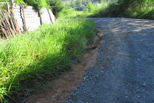 Erosão visível em trecho da rua Doutor Inácio Ferreira de Camargo