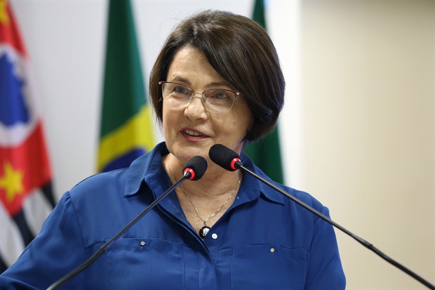 Nancy Thame ocupou a tribuna durante a reunião ordinária desta segunda-feira