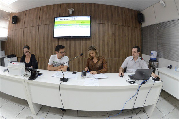 Pregão acontece na sala de reuniões do segundo andar do prédio anexo