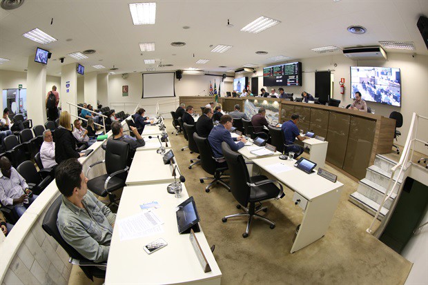 Uso da Tribuna Popular e entrega de moção ocorreram na noite desta segunda-feira