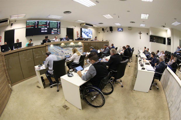 A audiência pública acontece no Plenário Francisco Antonio Coelho